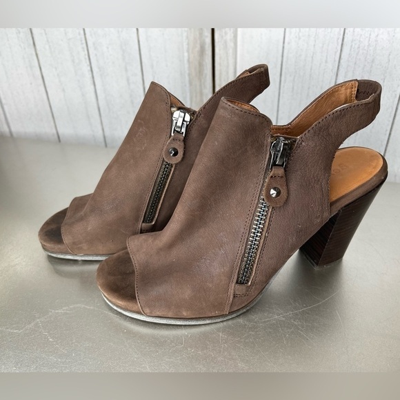 Gentle Souls Womens 8.5 Brown Comfort Block Peep Toe Heels Sandals - Picture 1 of 7